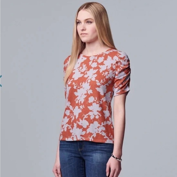 Simply Vera Vera Wang Tops - EUC Simply Vera Vera Wang  Knit Floral Blouse Ruched Sleeves Sz L